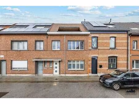 spacieux appartement de 3 chambres à coucher à pure centre