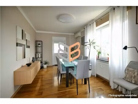 grande maison de village proche de la frontière