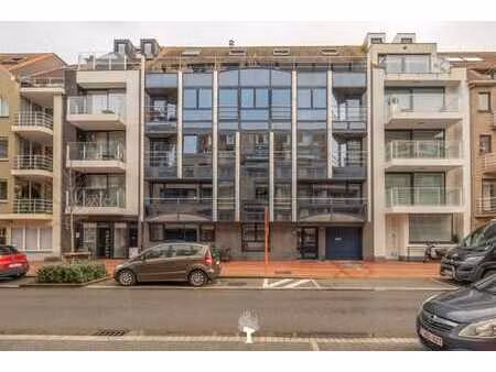 a une situation centrale  proche de la mer et la plage ...