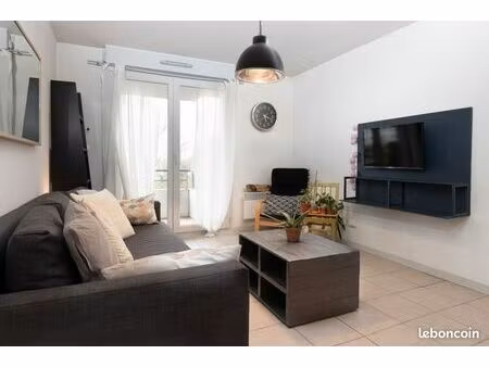 t2 à louer en plein centre de saint-andré