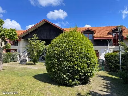 à louer appartement t2 arès avec place de parking / proche place de l’église et port ostré