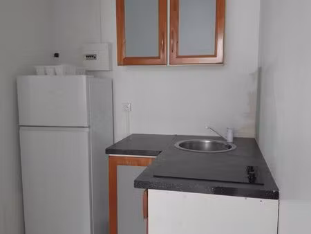 location studio semi meublé