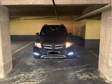 très grand emplacement de stationnement