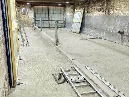 local de stockage de 100m²