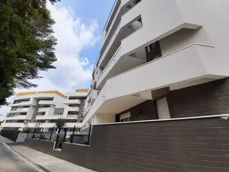 t2 avec terrasse et parking à nîmes