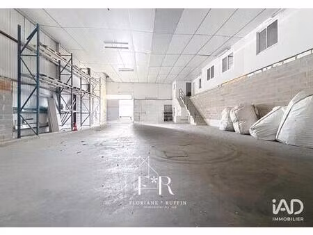 location surface diverse 300 m²