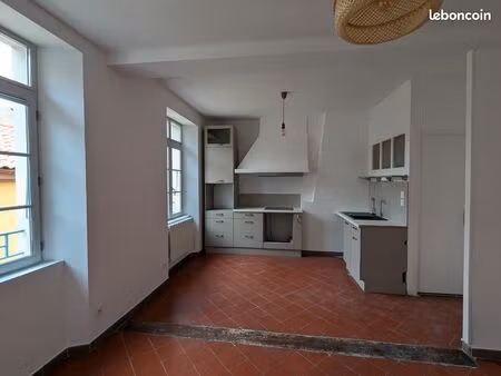 à louer – appartement f3 rénové en plein cœur de ville (rue du théâtre / place république)