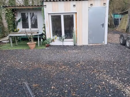 terrain de loisirs avec rivière est chalet