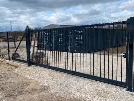 box / garde-meuble / garage sur un site sécurisé
