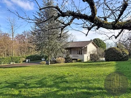 jarnioux : maison familiale de 189m² avec jardin et piscine