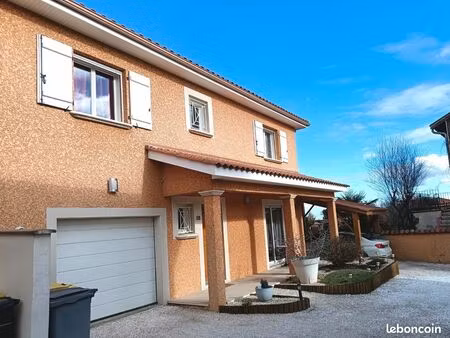 maison familiale lumineuse 146 mètres carrés à soucieu-en-jarrest