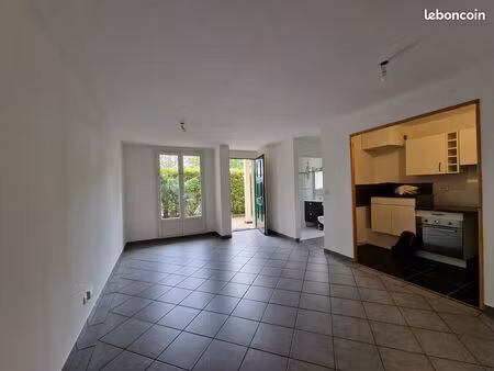 t2 47m² avec terrasse arborée 28m² carré de soie