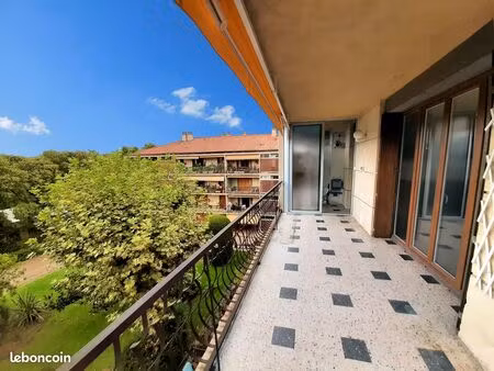 t3 lumineux avec parking  cuisine équipée  grand balcon sur vue arborée