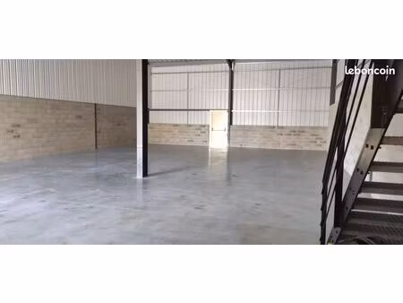 a la location entrepôt de 300m² avec bureaux  bâtiment neuf  hangar de stockage  agricole 