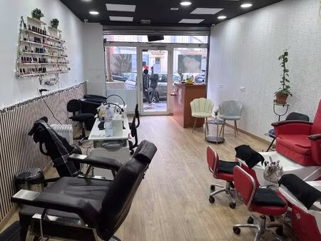 belle boutique avec vitrine / local commercial – murs occupés