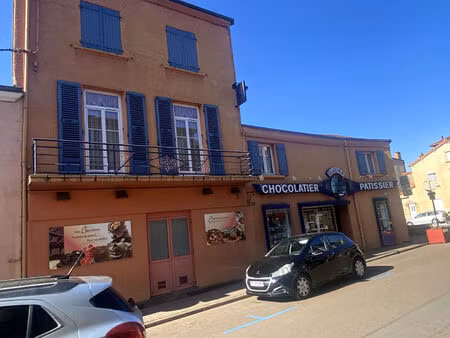 immeuble plein centre de chauffailles - usage commerce et habitation-250 m2