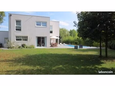 superbe maison d’architecte avec piscine. environnement privilégié
