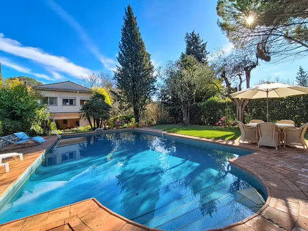 bastide 350 m2 avec piscine et parc de 8564m²