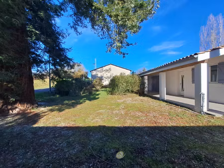 maison de plain-pied  à proximité des commerces avec jardin