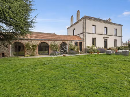 maison roussay 9 pièce(s) 266 m2