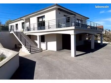 villa contemporaine 185 m² – 5 chambres – terrain 753 m² – 2 300 / mois – roanne 42300