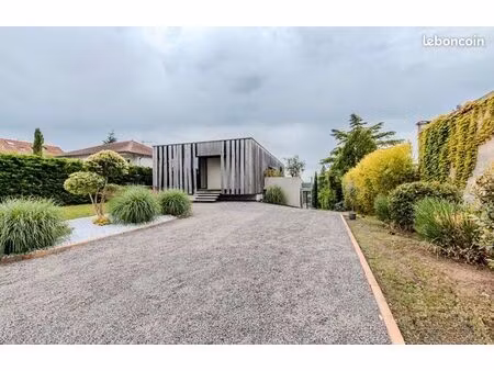 villa d’architecte 253 m² – piscine chauffée – terrain 3 233 m² – 3 500 / mois – riorges (