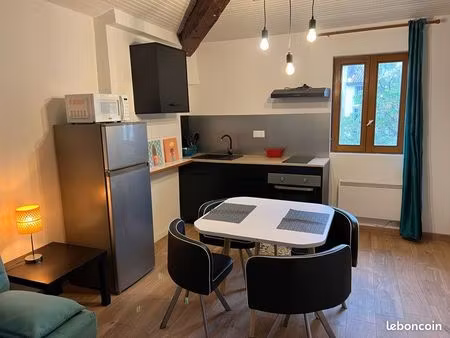 beau studio meublé écusson