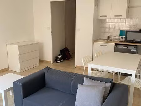 à louer beau studio meublé en très bon état