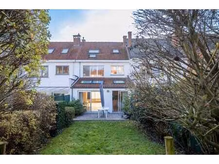 maison avec un jardin bien entretenu