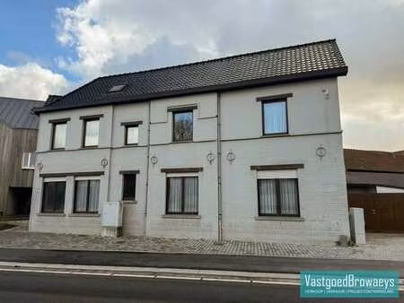 centraal gelegen basiswoning met tuin en parkeergelegenheid