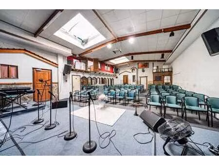 rdc commercial spacieux offrant de nombreuses possibilités