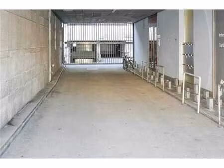 grand garage +- 42 m² plein centre ville - proche des commer