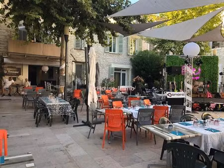 fond de commerce restauration avec une grande terrasse situe sur la zone pietonne