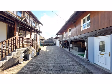 corps de ferme avec 2 logements et 1 bureau