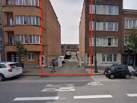 terrain à bâtir + arrière bâtiment + 11 boxes garages