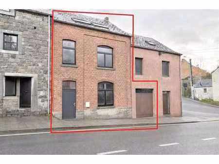 spacieuse habitation 3 chambres sise à dinant.