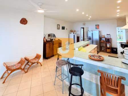 bien rare : maison divisée en 2 lots  jardin et vue mer sa