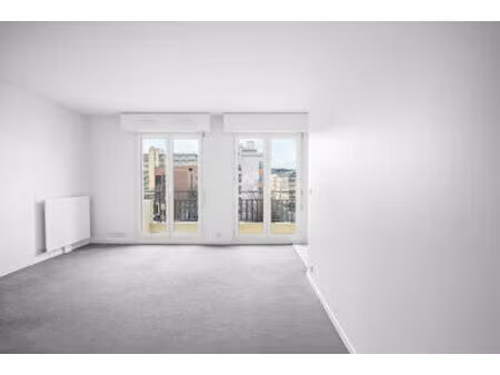 un studio lumineux avec balcon et parking.