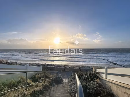 a coutainville  deuxième ligne.