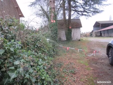 terrain constructible 5710 m2 en ville +3 maisons + hangars