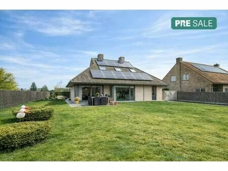 karaktervolle villa op ruim perceel te koop in roeselare