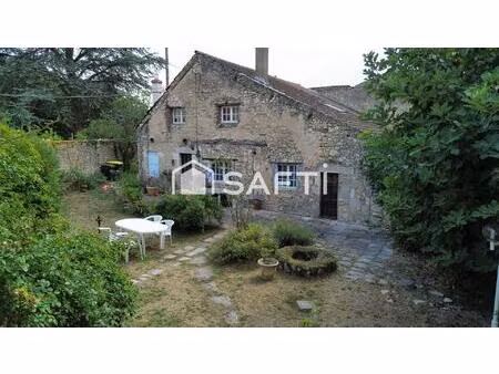 maison de 7 pièces en pierre calcaire  au cœur d'un village historique (église du xi et xi