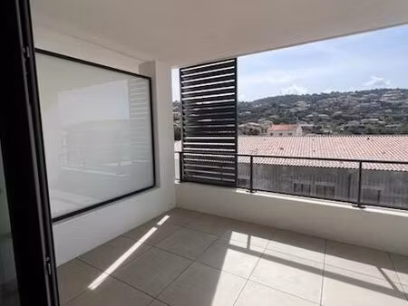 location t2 à l'année  climatisé avec une grande terrasse