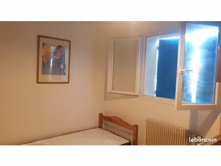 chambre meublée dans villa avec accés salle d'eau et coin cuisine