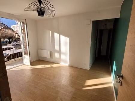 t3 rénové - lumineux - parking - annecy rue des alpins