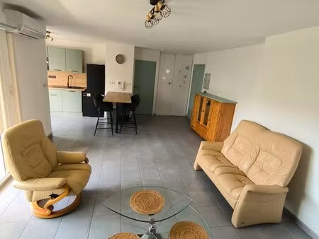 appartement 3 pièces meublé à l'année 70m2 870 charges comprises piscine et 2 places de pa