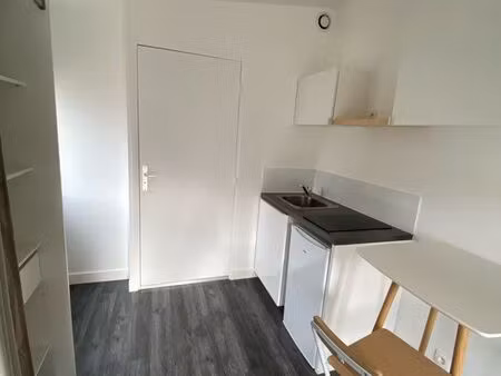 studio meublé petit port proche facultés tram et bus. libre de suite