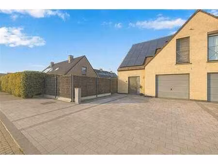 construction 3 façades de 2015 – 4 chambres  garage et jardi