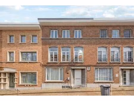 gerenoveerde woning met 5 slaapkamers en parkeerplaats