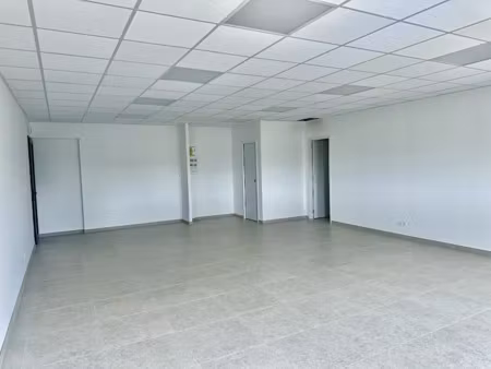 location locaux professionnels 62 m² à saint-maximin-la-sainte-baume (83470)  854 €